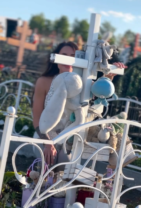 Cristina Scarlevschi, în lacrimi la mormântul fiului ei/ Sursa foto: Instagram