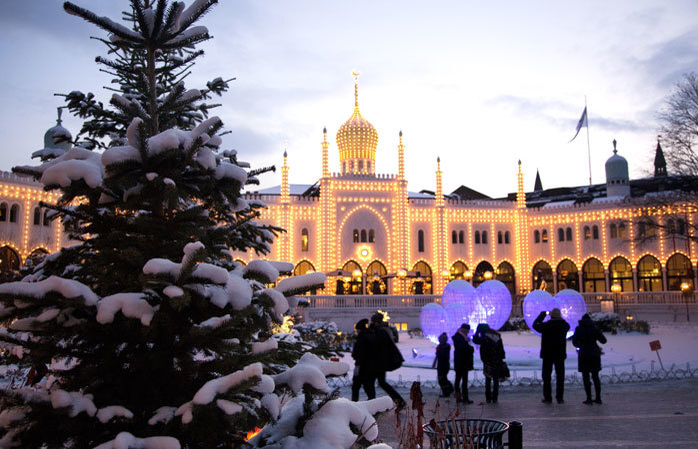 Tivoli, un loc atrăgător de bizar, până la idilic, găzduieşte unul din cele mai faine târguri de Crăciun din Copenhaga.
