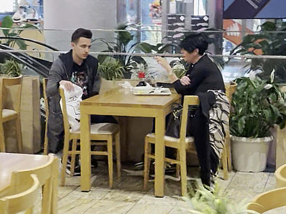 Patrizia Paglieri și fiul ei, Francesco, au dat o tură de mall, finalizată la restaurant