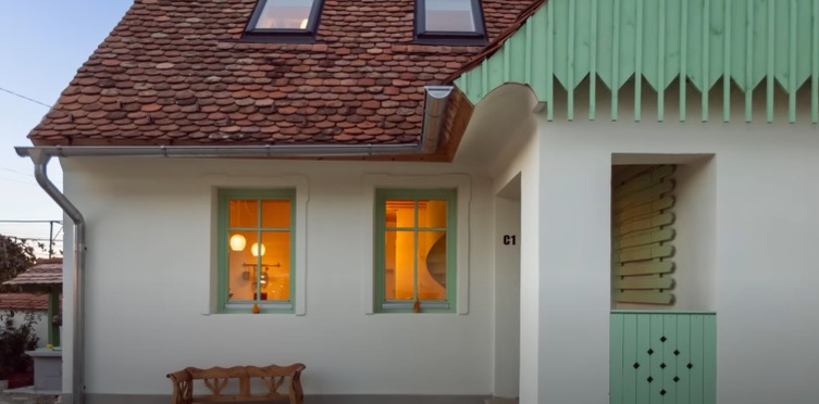 Așa arată casa imensă a lui Tudor Chirilă de la Porumbacu. Foto: captură YouTube (Inside Channel)