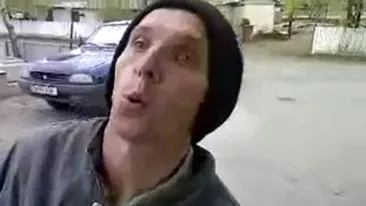 E mai tare decat Nicusor de la Braila si Dorel de la pacanele! Are vreo 10 dinti lipsa, dar imita la perfectie un miel si un cocos