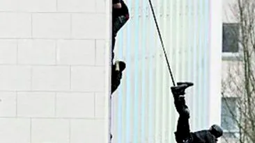 A cazut in gol de la etajul cinci