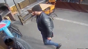 Escrocherie surprinsă de camerele de supraveghere. Uite cum trei indivizi păcălesc o vânzătoare de fast-food!