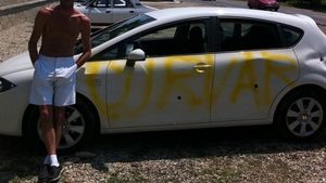 Cum s-a razbunat o romanca pe sotul infidel! S-a trezit in zori si a coborat in parcare cu un spray mana. Ce i-a scris pe masina