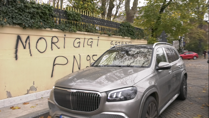 Ultrașii au vandalizat gardul de la "Palatul" lui Gigi Becali (Foto: CANCAN.RO)