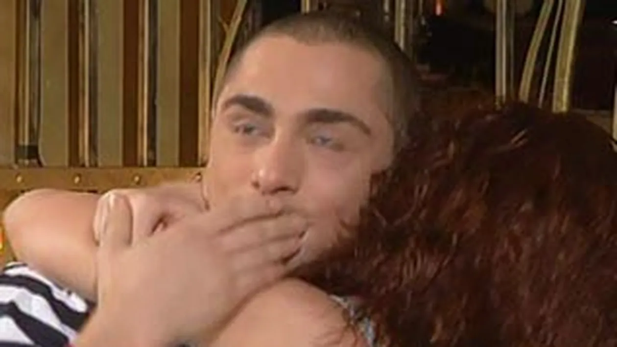 VIDEO De asta l-au dat afara pe Vladimir Draghia! Uite in ce hal a reactionat Burlacul la dansul senzual al unei pretendente la inima lui si cand aceasta a incercat sa il sarute!