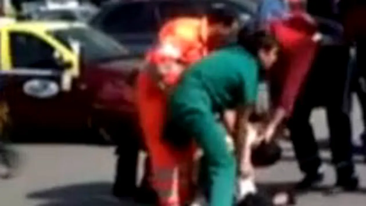 VIDEO Un barbat a muscat cadrele medicale care refuzau sa-l interneze