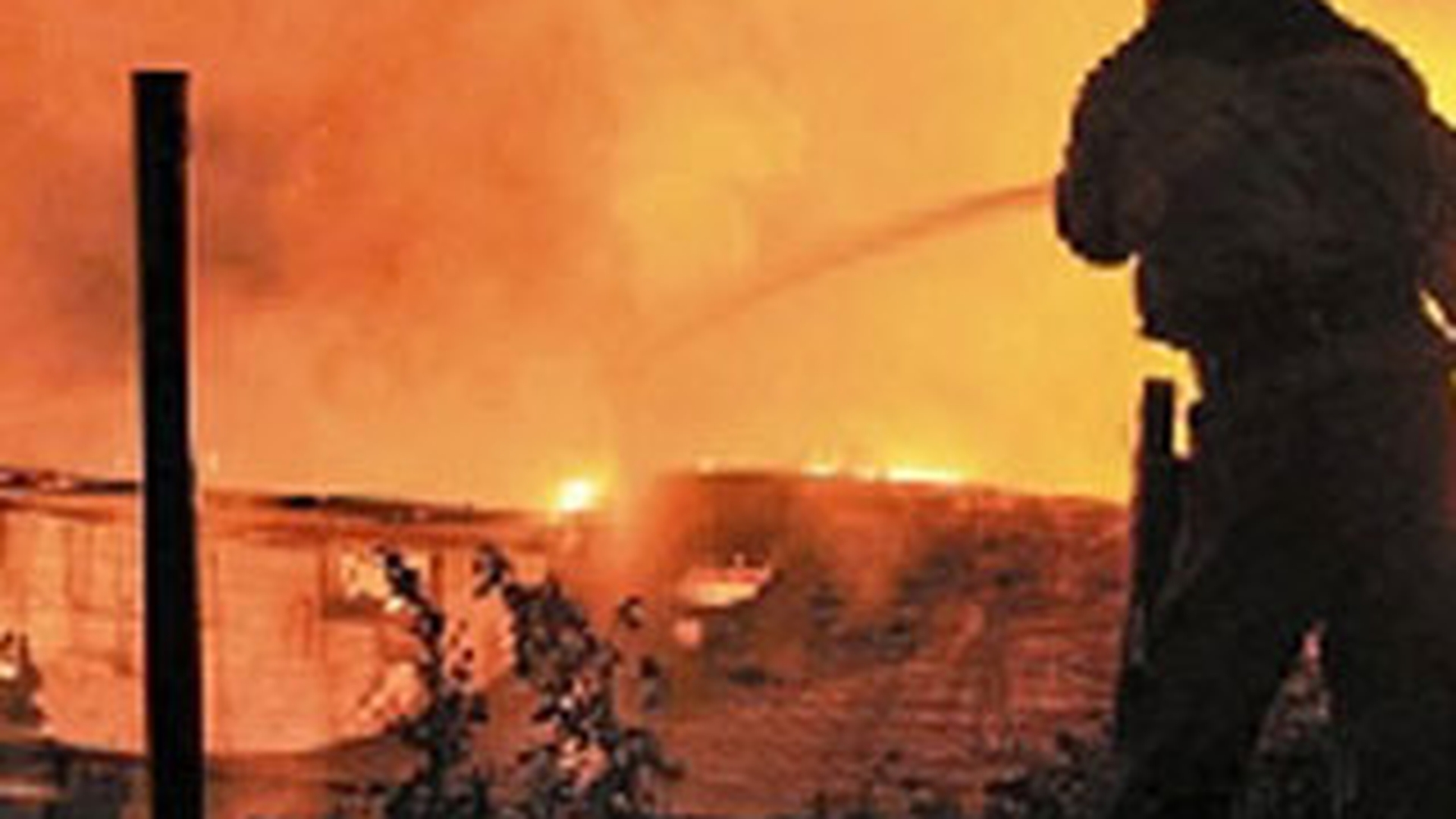 Incendiu la o hala din zona Gara Basarab, din Capitala
