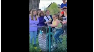 Caz șocant în Brașov! O adolescentă a fost bătută și umilită, de alți copii. Imaginile au devenit virale