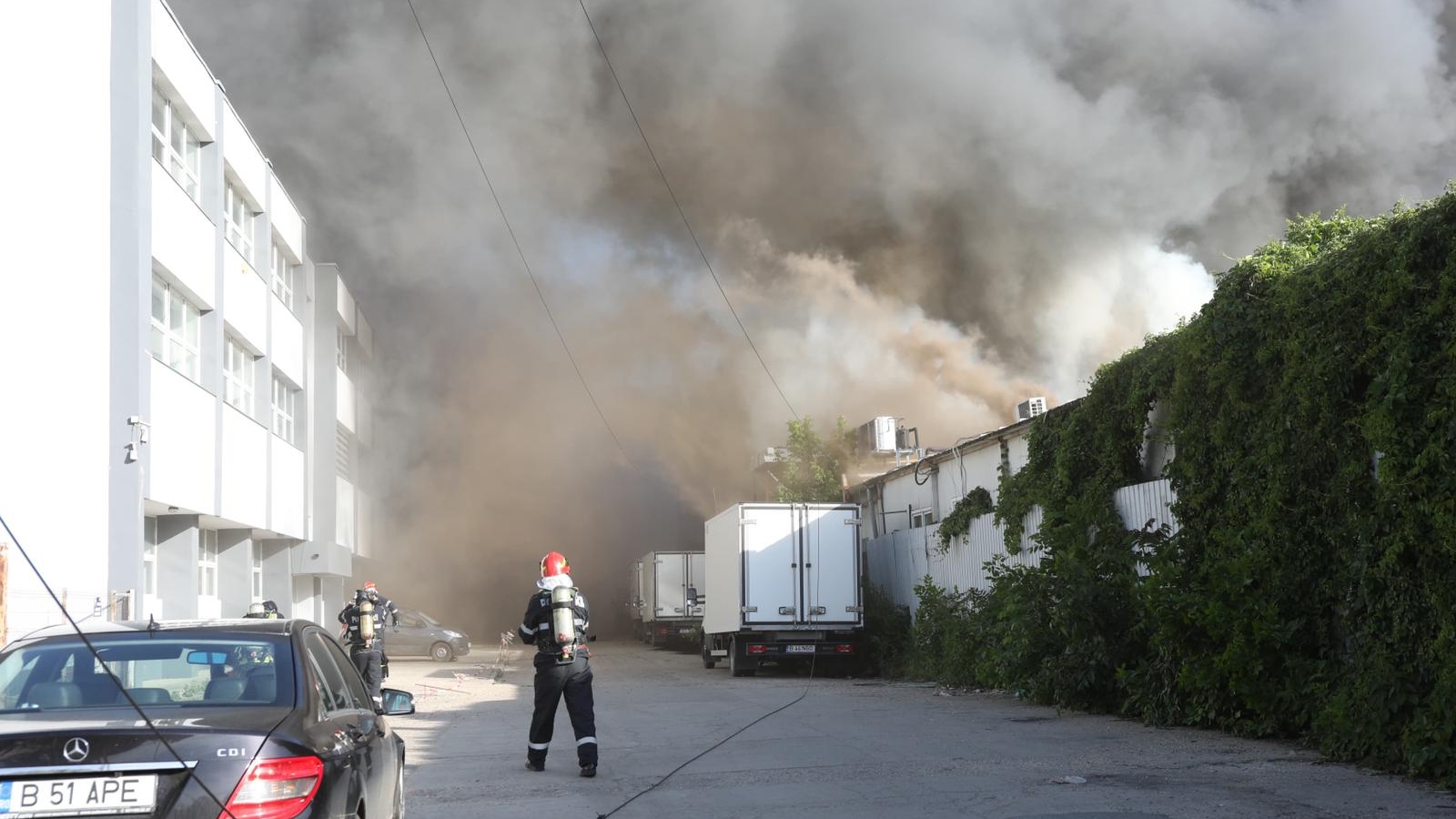 Incendiu devastator la două hale aflate în sudul Bucureştiului, lichidat de zeci de pompieri! A fost emisă o avertizare Ro-Alert