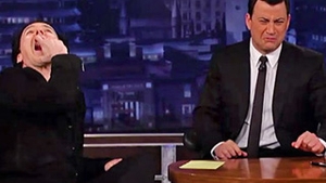 John Cusack a tras o dusca de dezinfectant de maini, in direct la TV