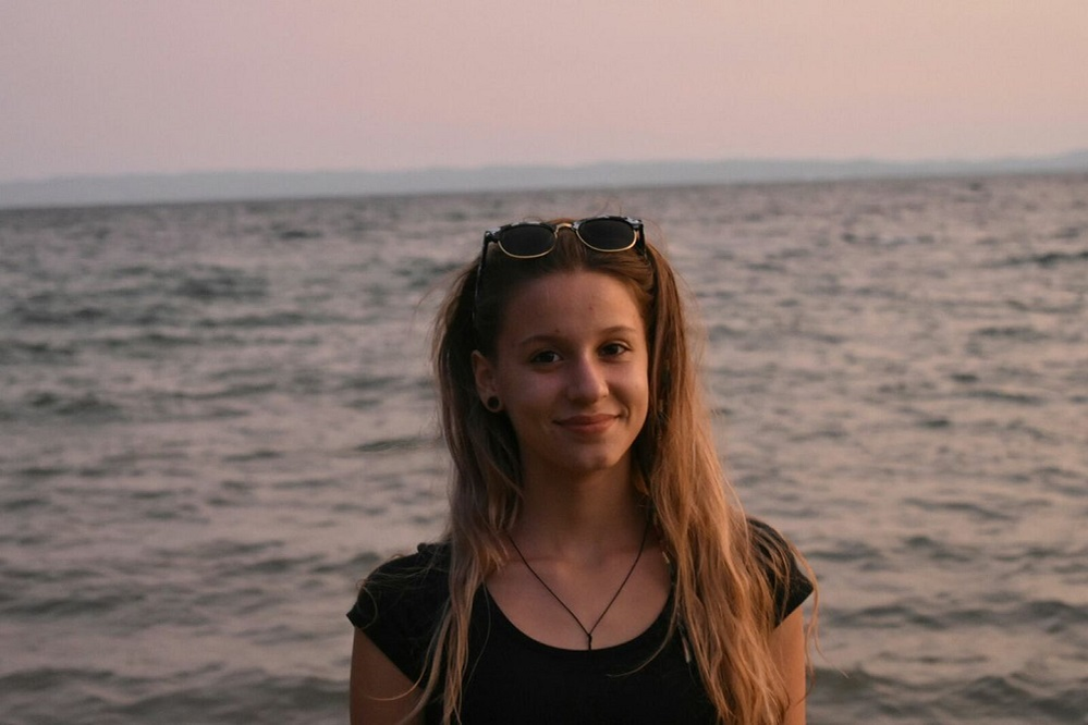 Ana, adolescenta care suferă de cancer osos şi trebuie operată urgent. Părinţii mai au nevoie de 80.000 de euro ca să o ducă la o clinică din Viena.