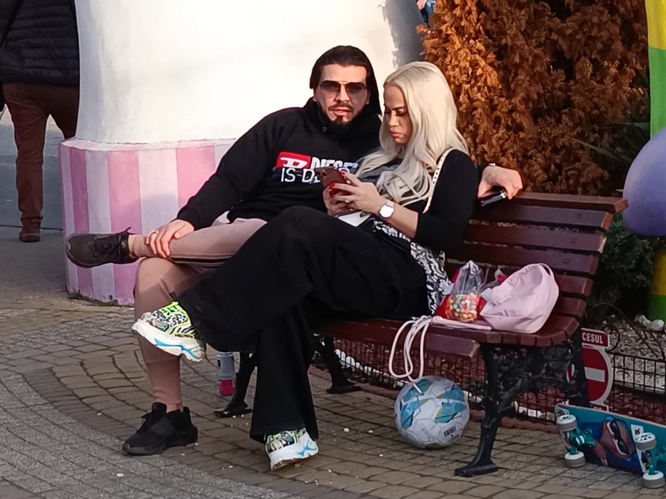 Anda Adam și soțul ei, surprinși în ipostaze cum rar mai vezi, dar… Cine le-a ”tulburat” liniștea