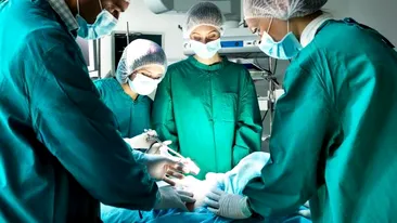 Premieră națională la Spitalul Bacău: i-a remodelat capul după ce a dat search pe internet! Tânărul nu mai avea jumătate de craniu
