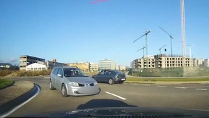 Incredibil! Un șofer a fost filmat în timp ce conducea pe contrasens, în giratoriu. VIDEO