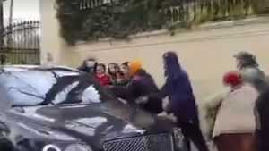 Reacția lui Gigi Becali, în fața palatului său, când oamenii l-au luat cu asalt, înainte de Paște