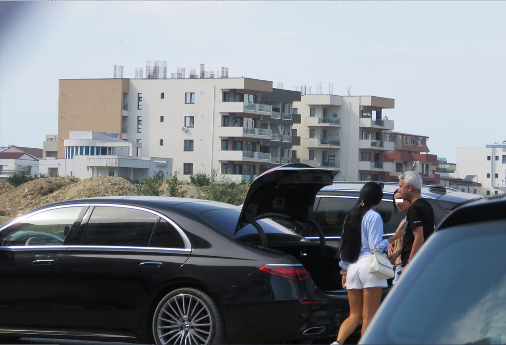 Dan Diaconescu se întâlnește cu două fete misteriose (Foto: CANCAN.RO)
