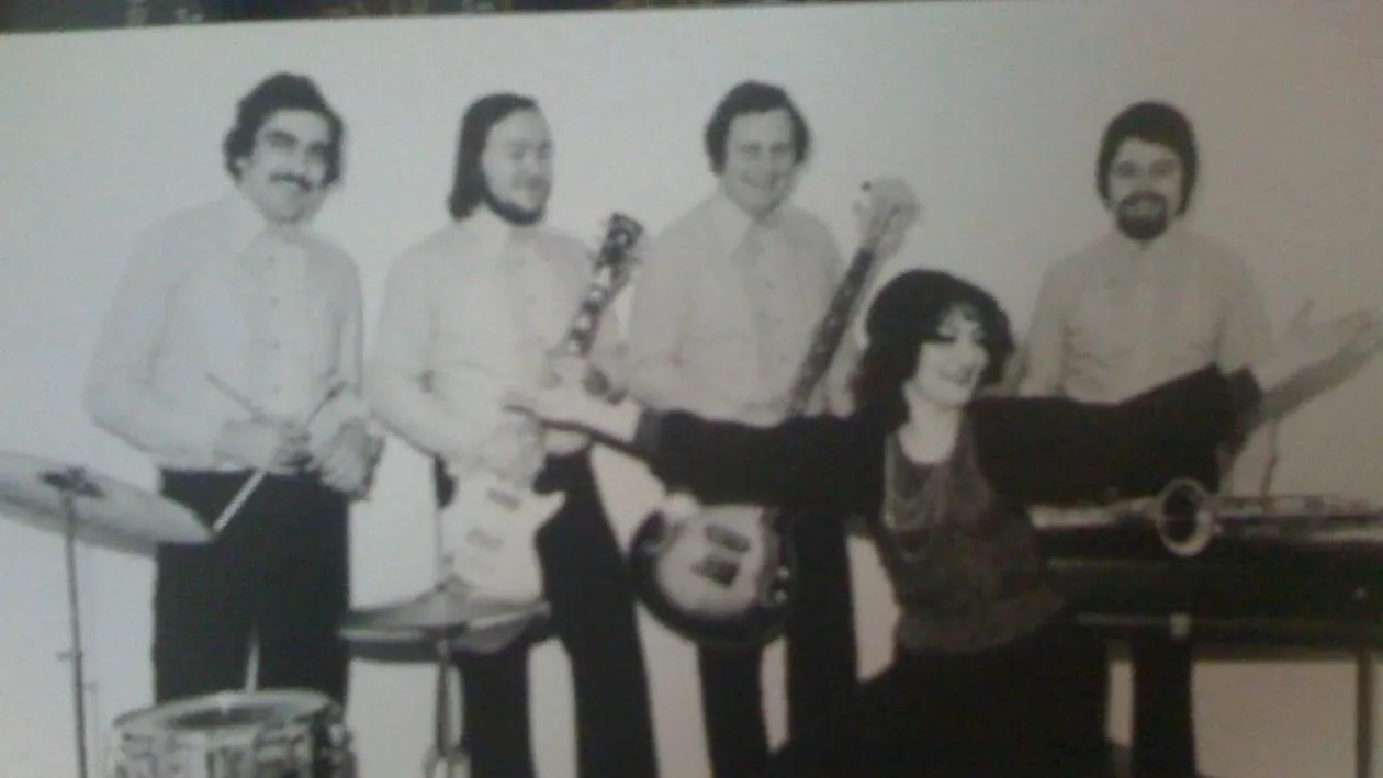 Fabuloasa poveste a cantaretei sterse de comunisti din istorie! S-a maritat dupa 12 ani in Germania cu logodnicul din Romania!