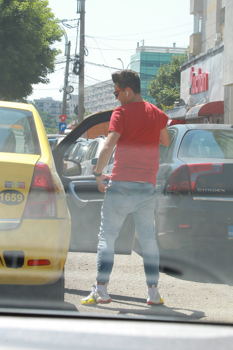 Selly circulă cu taxiul, fără fițe