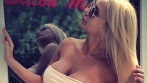 Detaliul ULUITOR din aceasta fotografie! N-o sa-ti vina sa crezi ce tine in mana Simona Trasca!