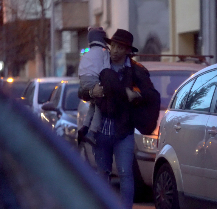 Kamara și-a luat băiețelul în brațe și se va retrage în locuința lui
