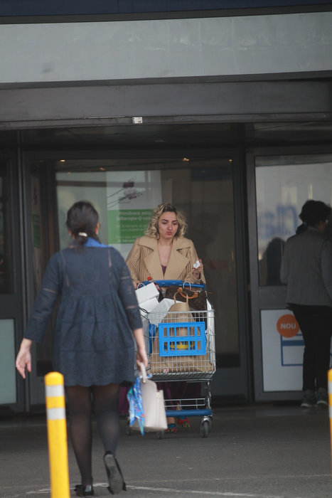 Ana Morodan, în timp ce înfuleca cu poftă dintr-un hot-dog