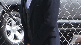 Hugh Jackman, surprins intr-un moment intim. Ce credeti ca face celebrul actor aici?