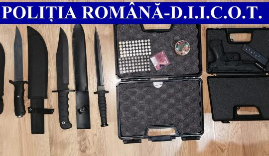 Rețea de traficanți de droguri compusă din luptători MMA, destrămată. Ce au ridicat polițiștii după percheziții