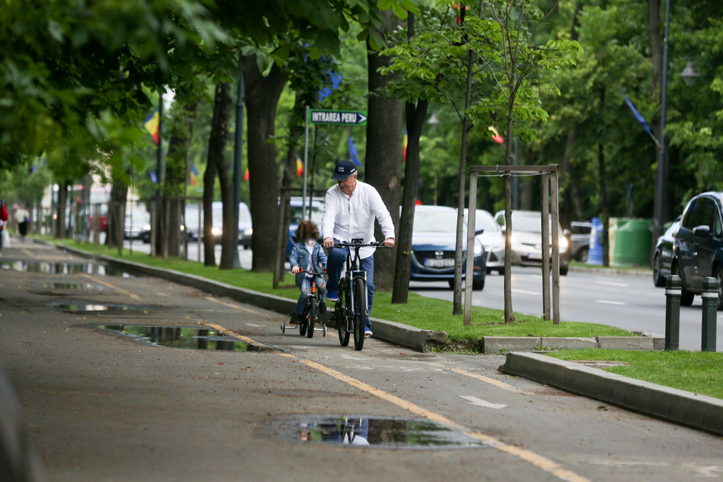 Călin Popescu Tăriceanu & juniorul s-au “întrecut” cu bicicletele pe Kiseleff