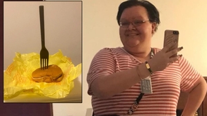 În noiembrie 2017, această femeie a cumpărat un cheeseburger de la McDonald's, dar a uitat de el și l-a găsit abia acum, în 2022. Cum arată burger-ul după 5 ani