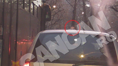 VIDEO Ce se întâmplă atunci când un şofer RATB se întâlneşte cu un şofer de maşină mică şi amândoi sunt extrem de nervoşi?
