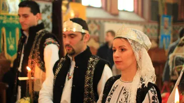 O nunta rupta din basme: s-au indragostit la prima vedere si s-au casatorit in straie populare!
