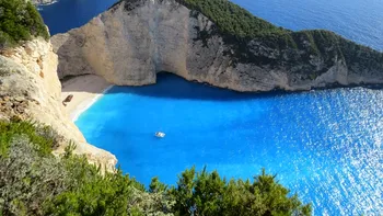 Cazare de lux la prețuri mici! Insula din Grecia în care turiștii se întorc an de an