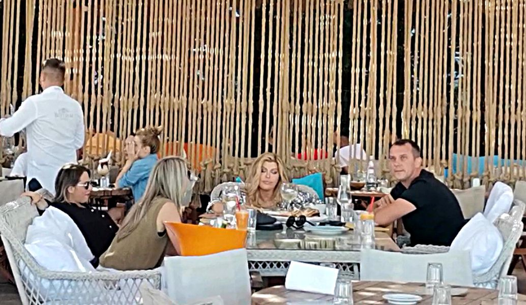 Loredana Groza, de nerecunoscut! Cum au surprins-o paparazzii pe artistă în oraș