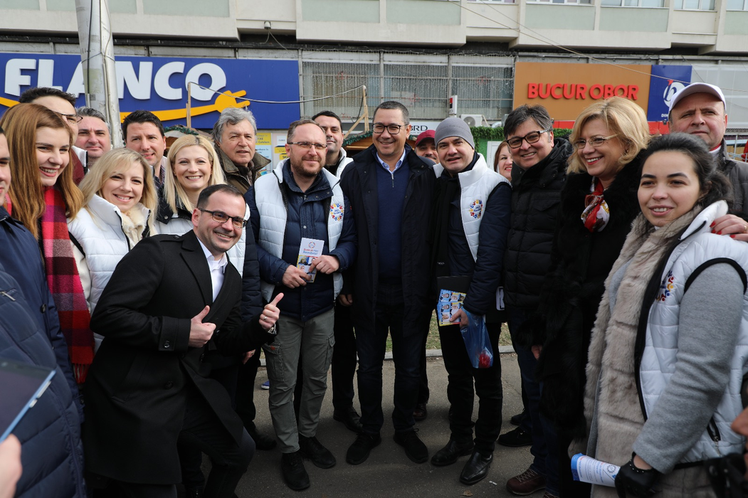 Victor Ponta și Corina Crețu au strâns semnături pentru PRO România în Piața Obor