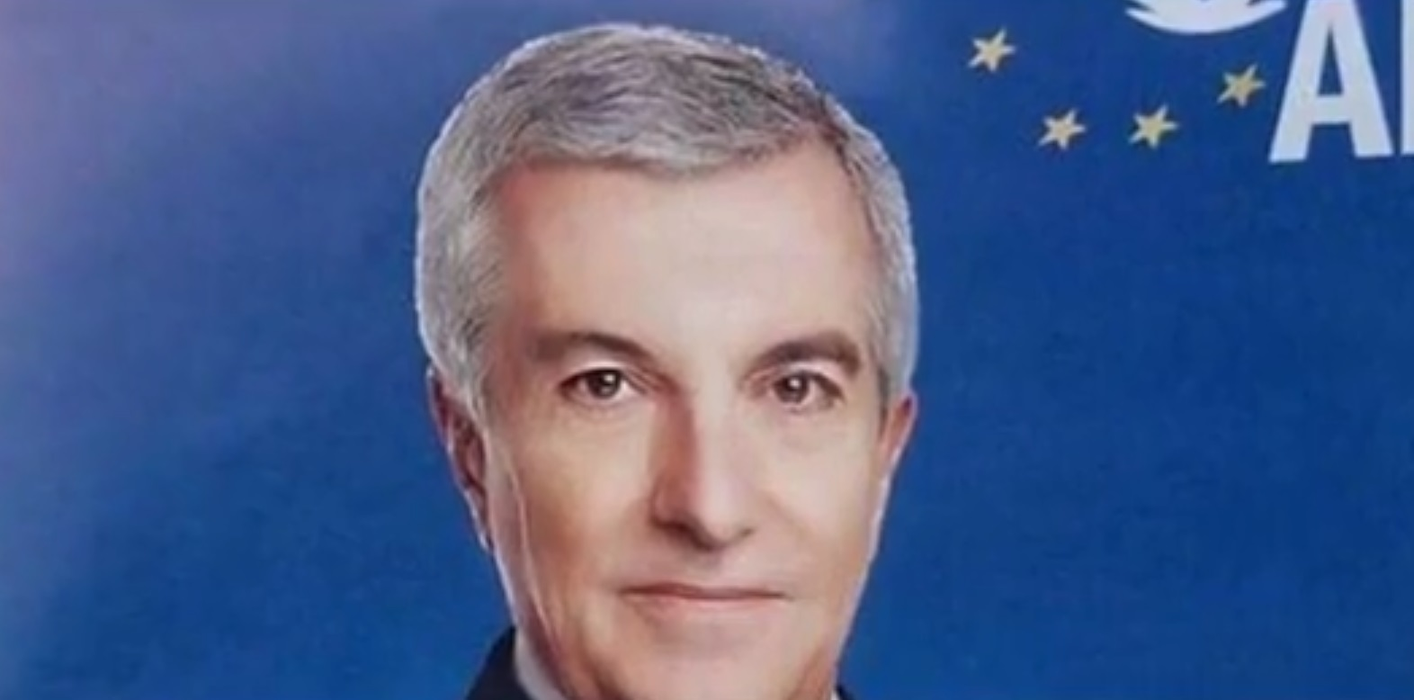 Reacția incredibilă a lui Călin Popescu Tăriceanu după ce a văzut cum apare pe afișele electorale. Cea mai recentă poză e virală
