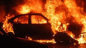 Treisprezece maşini incendiate în cartierul Drumul Taberei din Capitală