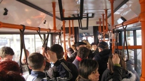 Bancul zilei | În autobuz, un tânăr se ridică de pe scaun și oferă locul unei femei în vârstă