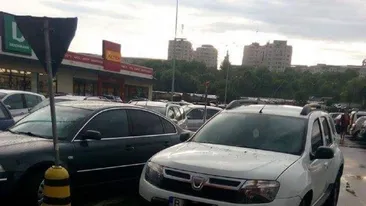 VIDEO. Un vasluian a filmat un polițist care a parcat pe un loc destinat persoanelor cu handicap. Ce a urmat întrece orice imaginație
