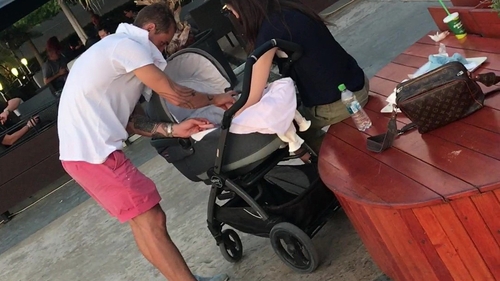 I-au schimbat scutecul la mall şi… Vladimir Drăghia, primele imagini cu bebeluşul & logodnica