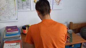 Cine este băiatul din centrul de plasament din Dorohoi, cu 10 pe linie la şcoală, care se pregăteşte singur pentru Medicină
