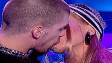Anda Adam face orice pentru un show perfect! S-a sărutat pasional cu un balerin, sub privirile colegilor de breaslă