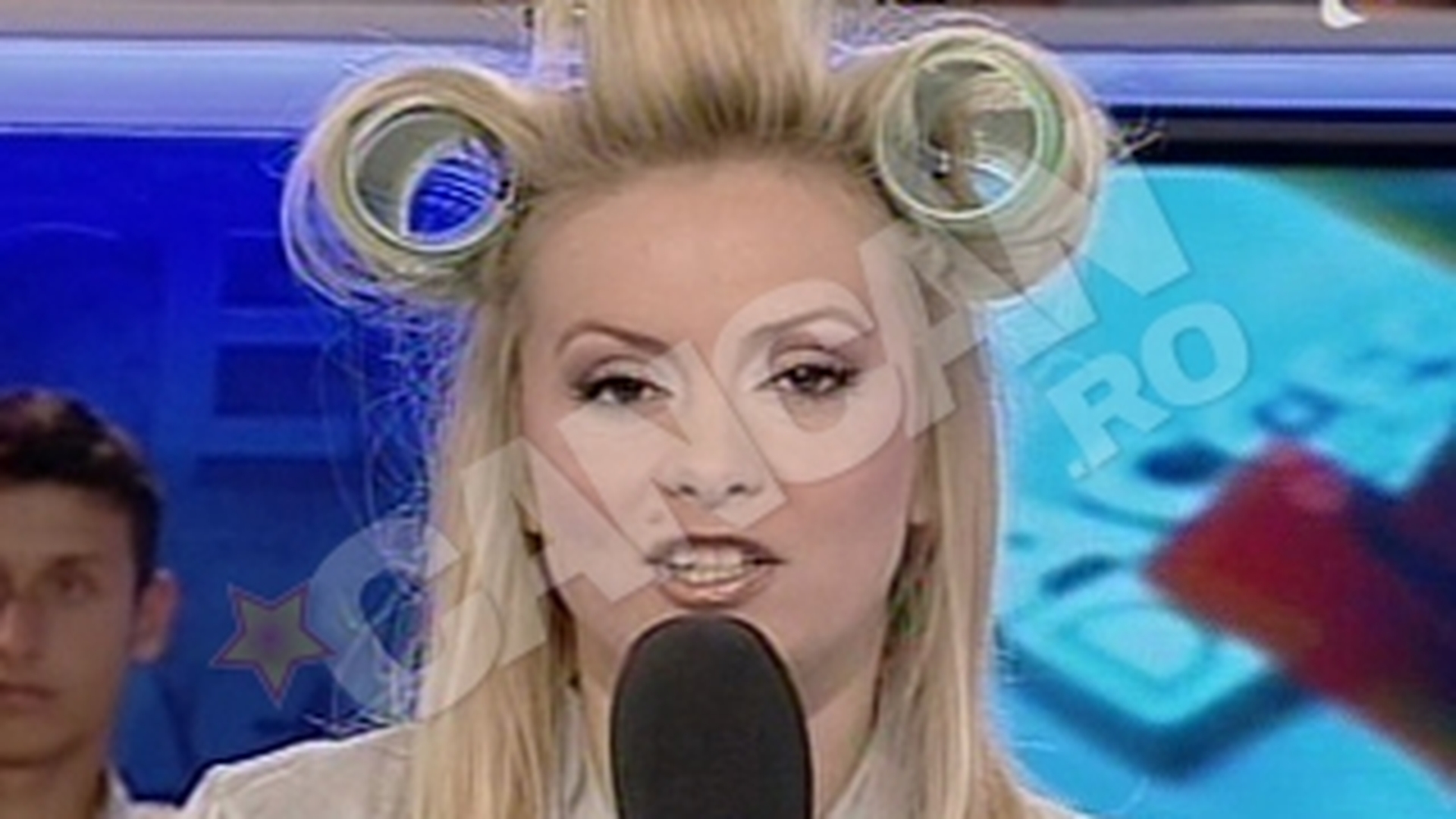 Simona Gherghe a intrat in direct cu bigudiurile in par inainte de Acces Direct!