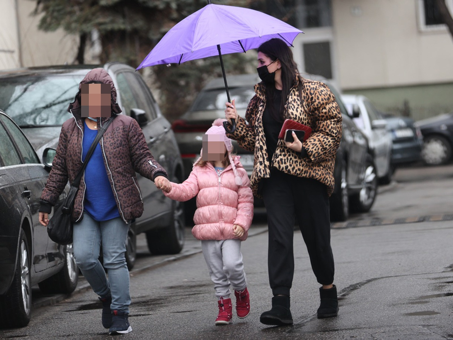 Elena Băsescu, alături de fetița ei și de bona filipineză (Foto: CANCAN.RO)
