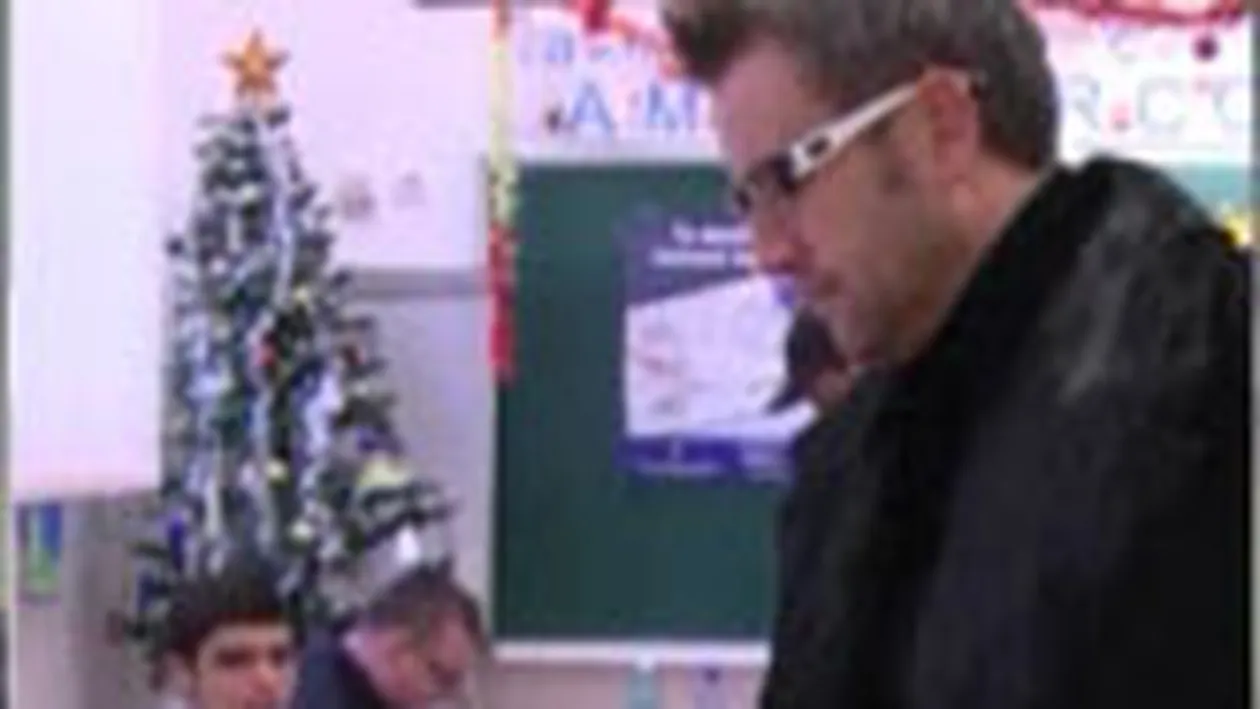 Cătălin Botezatu a stat prima oară în viaţă la coadă ca sa voteze, dar nu a regretat Am stat cu ochii pe fundul domnişoarelor