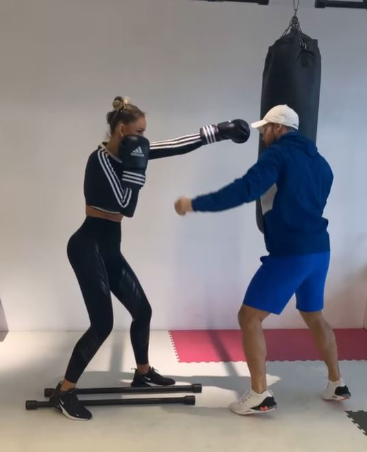 Bianca Drăgușanu, “la vânătoarea” bradului perfect de Crăciun: “Este în mare trend să ai brazi artificiali”. Ce culoare își dorește fiica ei să aibă pomul | FOTO