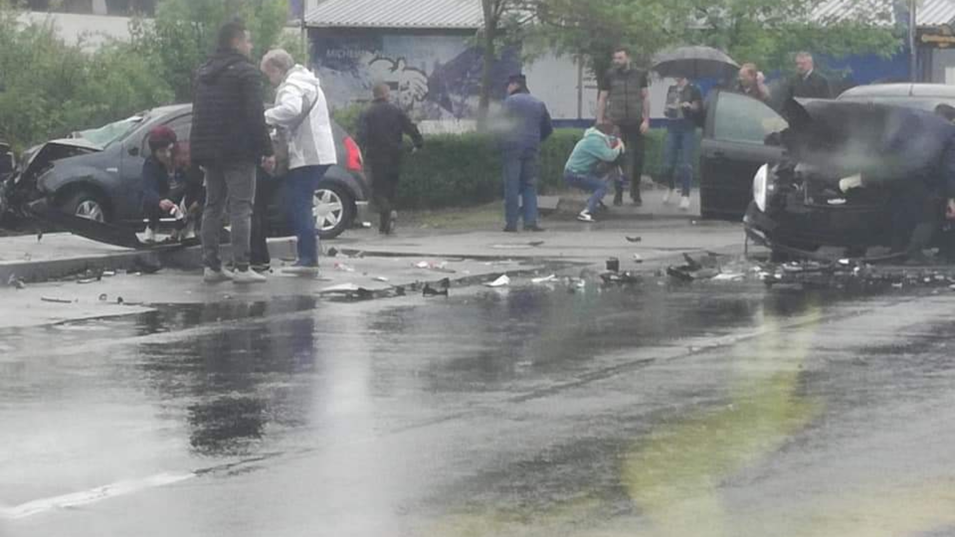 Accident rutier grav în Pitești. Patru autoturisme s-au ciocnit. Una dintre victime este încarcerată