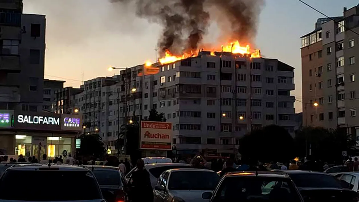 FOTO | Incendiu la Bacău! Mansarda unui bloc a luat foc