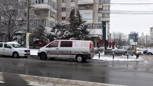 Jaf armat la sucursala unei bănci din Craiova! Câți bani a reușit să hoțul să ia
