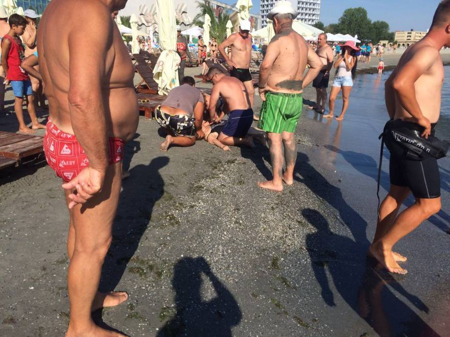 FOTO! Clipe de coşmar pe o plajă din Mamaia! O femeie a fost la un pas de moarte după ce a intrat în mare
